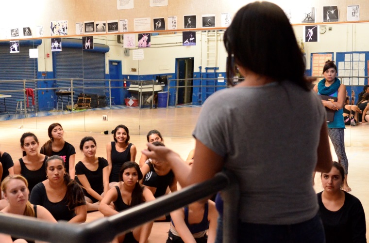 Ballet students listen to Batiz