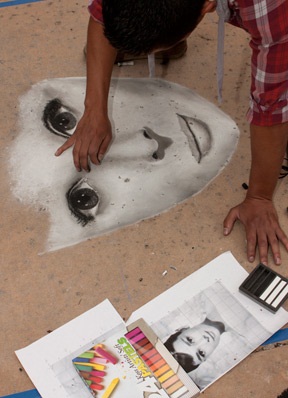 HUGO MORENO – Winning chalk artist Hugo Moreno creates his masterpiece of Audrey Hepburn